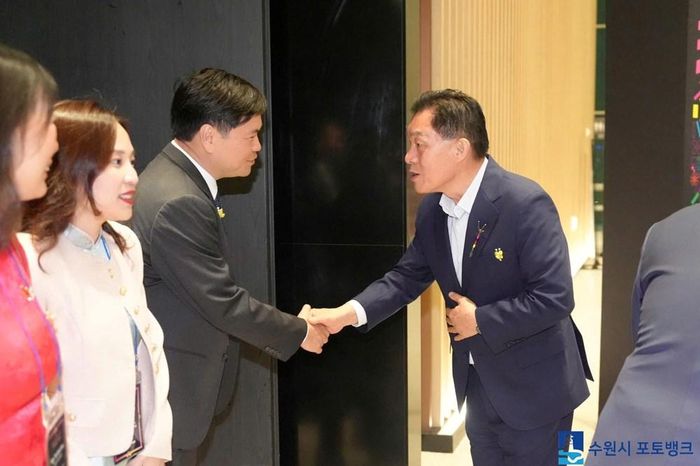 Hai bên thống nhất về nguyên tắc kế thừa quan hệ kết nghĩa được thiết lập giữa tỉnh Hải Dương (cũ) nay là TP. Hải Phòng và thành phố Suwon từ ngày 13.7.2004