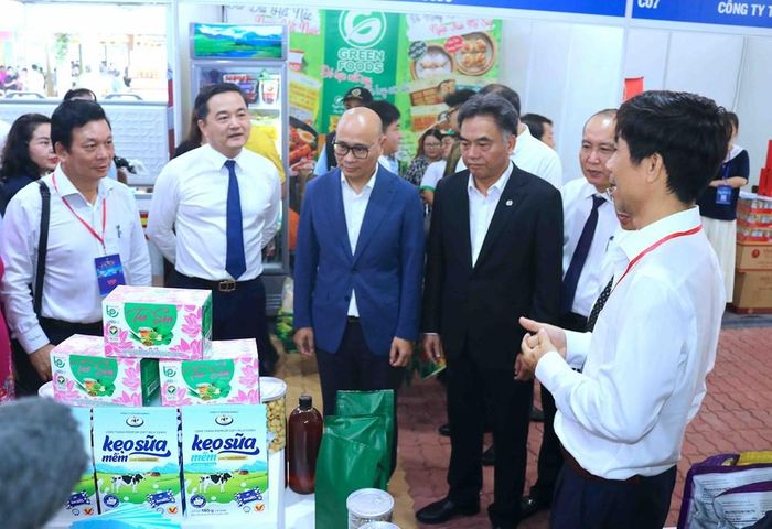 Đại biểu tham quan các gian hàng tại sự kiện