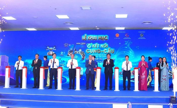 Các đại biểu thực hiện nghi thức cắt băng khai mạc sự kiện