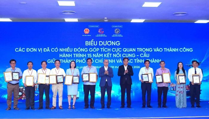 Ban Tổ chức tặng kỷ niệm chương cho các đơn vị đã có nhiều đóng góp quan trọng vào thành công của “Hành trình 15 năm Kết nối cung - cầu giữa TP.HCM và các tỉnh, thành”