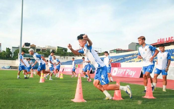 Các cầu thủ CLB Thanh Hóa tập luyện tại Sân vận động tỉnh