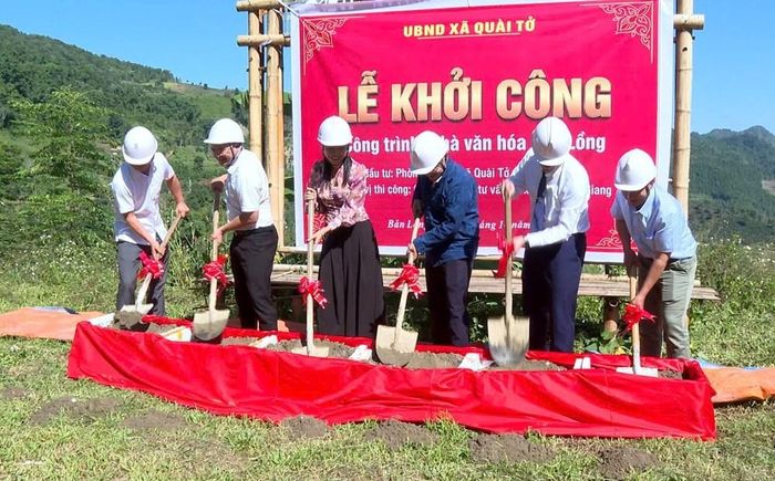 Các đại biểu thực hiện nghi thức khởi công xây dựng Nhà văn hóa Bản Lồng. Ảnh: Lường Phượng - Lâm Huyền