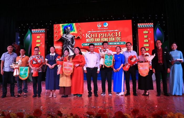 Ban Tổ chức trao giải cho các đội tham gia Liên hoan sân khấu Nguyễn Trung Trực năm 2026