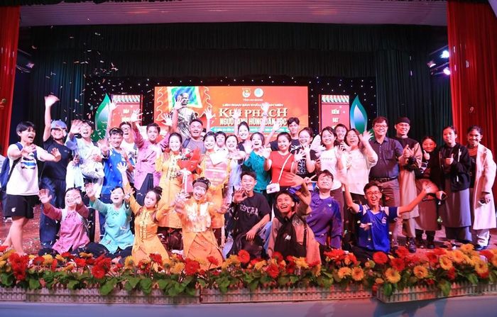 Thầy và trò Trường THPT Nguyễn Trung Trực 1 vui mừng khi đạt giải Nhất Liên hoan