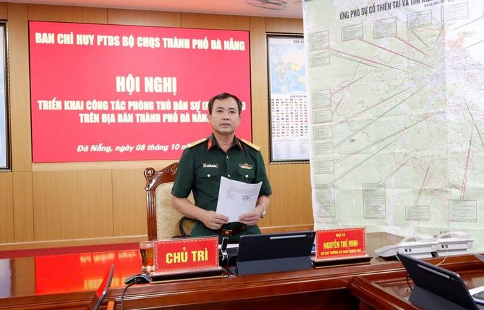Đại tá Nguyễn Thế Vinh, Chỉ huy trưởng Bộ CHQS TP. Đà Nẵng chủ trì hội nghị