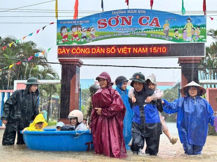 Đưa các em học sinh ra khỏi vùng ngập sâu