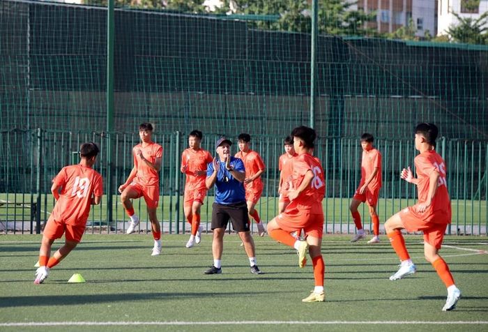 Các cầu thủ U15 Việt Nam tích cực tập luyện, làm quen với yêu cầu chuyên môn của thể thức 8 người
