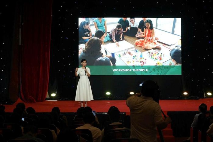 Bà Vưu Lệ Quyên, Tổng Giám đốc Công ty Biti's với tham luận "Doanh nghiệp học tập bắt đầu từ sự chuyển hóa của người lãnh đạo"