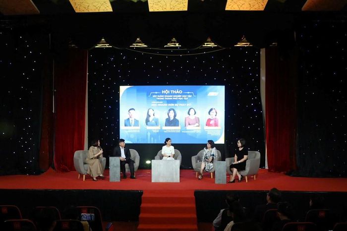 Các diễn giả trong phiên thảo luận “Học nhanh hơn sự thay đổi”