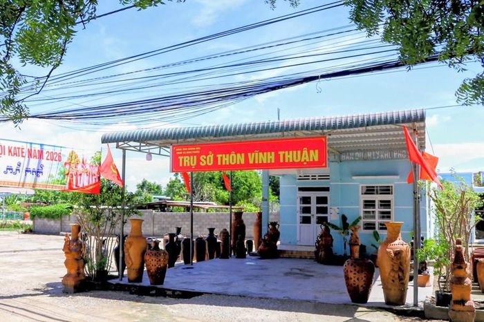 Không gian trưng bày sản phẩm gốm tại trụ sở thôn Vĩnh Thuận, Ninh Phước