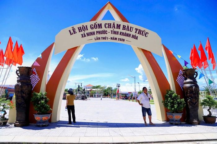 Cặp bình gốm khổng lồ cao 3m, đường kính 1m được chế tác thủ công, trưng bày trong không gian lễ hội