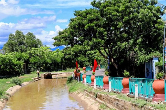 Các tuyến đường vào xã Ninh Phước được trang trí bằng các bình gốm Chăm