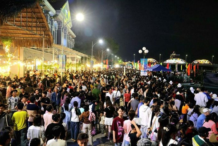 Lễ hội Văn hóa sông nước Cần Thơ năm 2025 thu hút rất đông người dân và du khách tham dự
