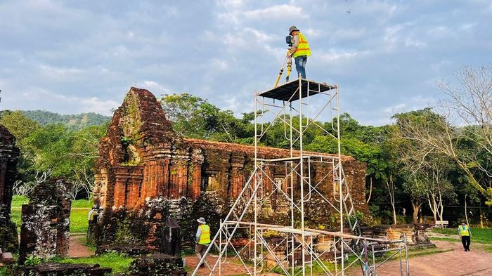 Việc ứng dụng công nghệ flycam, ảnh số cho phép tái dựng toàn cảnh thung lũng thiêng, hỗ trợ nghiên cứu địa hình và cấu trúc di tích. Ảnh: BQLMS