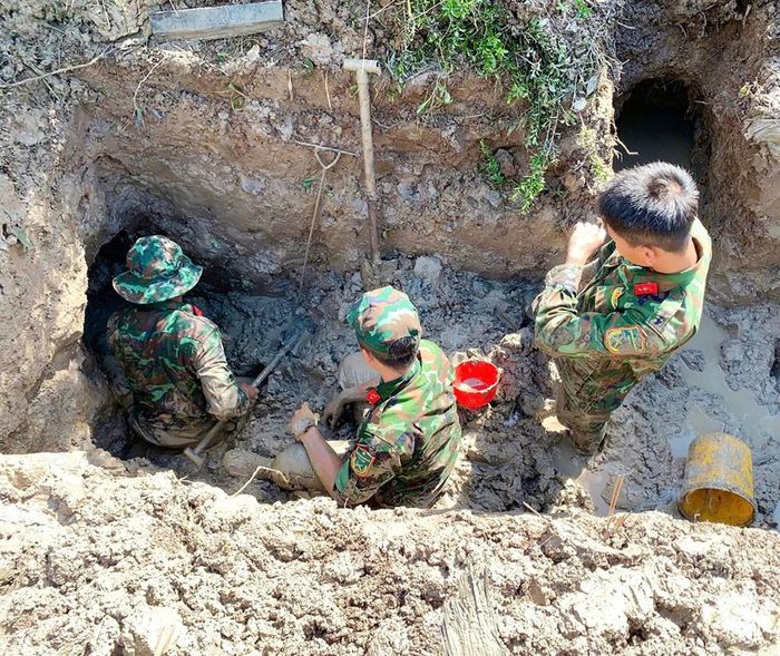 Lực lượng chức năng vẫn đang tiếp tục mở rộng phạm vi tìm kiếm tại khu vực Nghĩa trang tạm Cầu Chữ Y