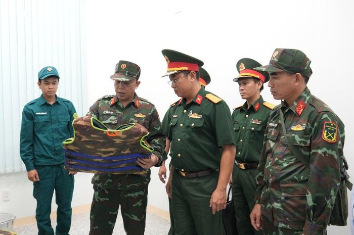 Đại tá Trần Hữu Ích kiểm tra kho vật chất dự trữ làm nhiệm vụ phòng, chống thiên tai, tìm kiếm cứu nạn tại Ban CHQS xã Nghĩa Hành