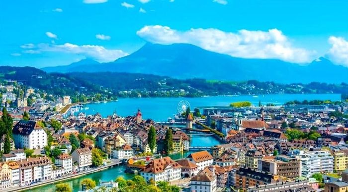 Lucerne gây ấn tượng với khu phố cổ, những cây cầu có mái che, hồ nước và dãy Alps. Ảnh: Destinationlesstravel