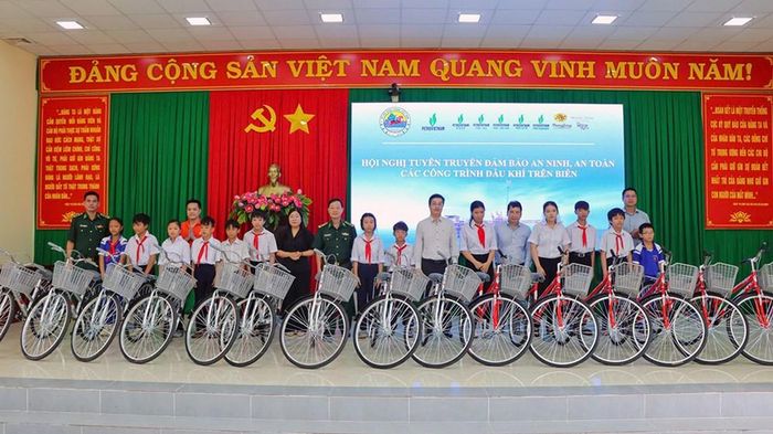 Trao tặng 15 chiếc xe đạp cho các em học sinh là con ngư dân có hoàn cảnh khó khăn trên địa bàn xã Phước Hải