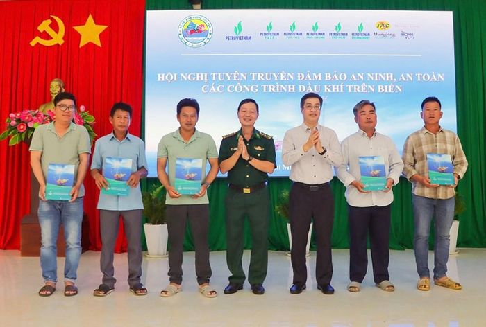 Tặng quà cho các ngư dân tiêu biểu ở xã Phước Hải