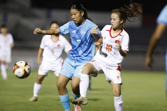 Các cầu thủ U17 nữ Việt Nam tranh chấp quyết liệt trong chiến thắng 20-0 trước U17 nữ Quần đảo Bắc Mariana