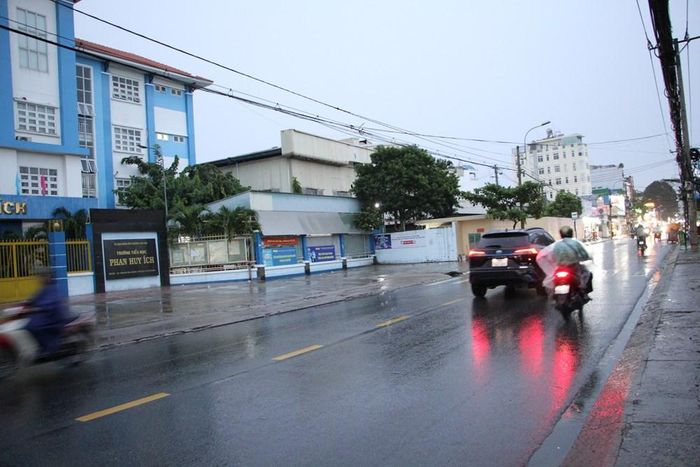 Tuyến đường Phan Huy Ích (phường Tân Sơn, phường An Hội Tây) là một trong những khu vực ngập sâu mỗi khi trời mưa lớn (Ảnh chụp tối 8.10.2026)