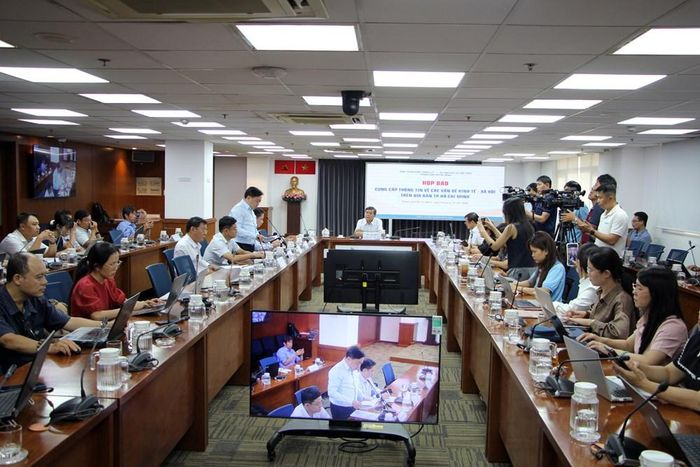 Quang cảnh họp báo chiều 8.10