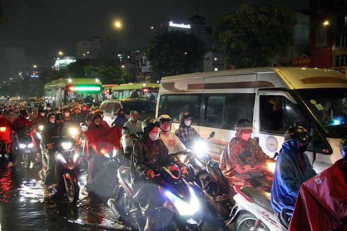 Nhiều khu vực tại TP.HCM bị ngập sâu trên diện rộng, cùng với đó tình trạng kẹt xe đã ảnh hưởng đến đời sống sinh hoạt, sản xuất, kinh doanh của người dân (Ảnh chụp tối 30.9.2026, trên tuyến đường Trường Chinh)