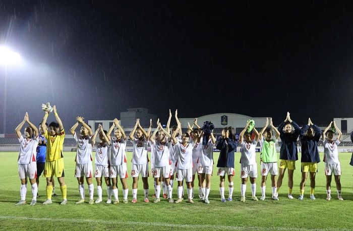 Các cầu thủ U17 nữ Việt Nam cảm ơn khán giả sau trận đấu