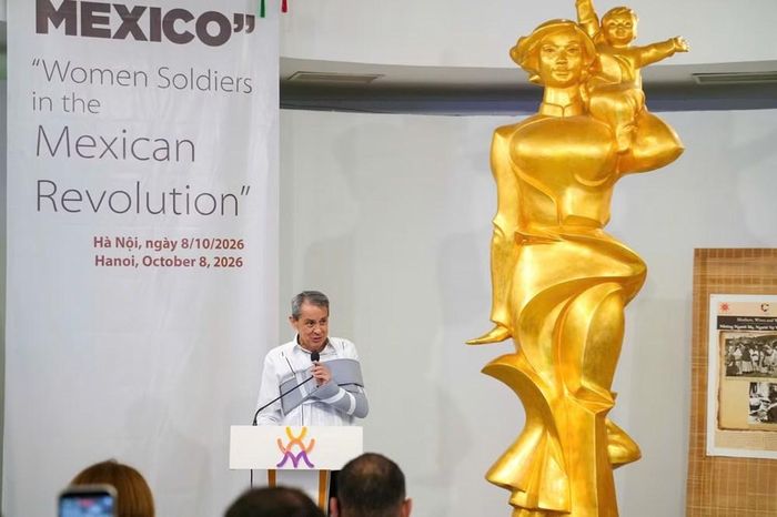 Đại sứ Mexico tại Việt Nam Alejandro Negrín phát biểu tại buổi khai mạc triển lãm
