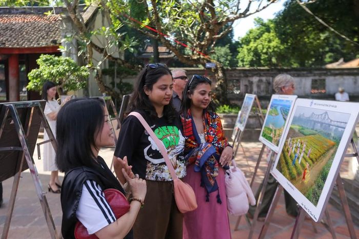 Du khách quốc tế tham triển lãm ảnh