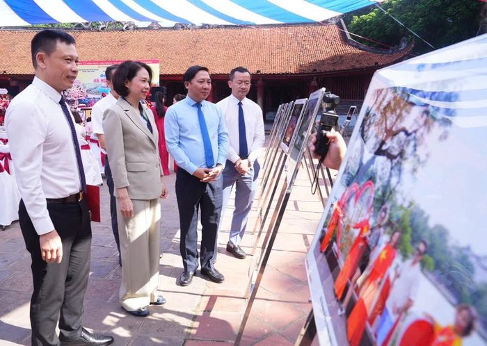 Các đại biểu tham quan triển lãm ảnh "Hà Nội trong tôi" với chủ đề "Chính quyền địa phương hai cấp: Tinh gọn, hoạt động hiệu quả và gần dân"
