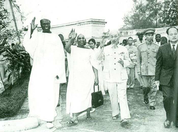 Chủ tịch Hồ Chí Minh cùng ngài Môđibô Câyta - Tổng thống nước Cộng hoà Mali tham quan Bảo tàng Cách mạng Việt Nam (nay là Bảo tàng Lịch sử Quốc gia) ngày 21/10/1964. Ảnh: Bảo tàng Lịch sử Quốc gia