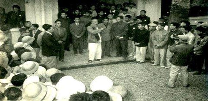 Chủ tịch Hồ Chí Minh nói chuyện với cán bộ, nhân viên tham gia xây dựng Bảo tàng Cách mạng Việt nam (nay là Bảo tàng Lịch sử Quốc gia), ngày 5-1-1959. Ảnh: Bảo tàng Lịch sử Quốc gia