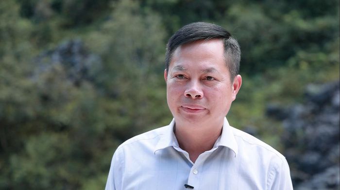 Ông Phạm Đức Nam, Chủ tịch UBND xã Đồng Văn trả lời phỏng vấn phóng viên báo Thể thao và Văn hóa