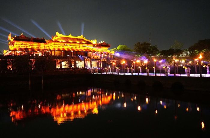 Trình diễn ánh sáng và 3D tại cầu Trung Đạo trong Đại Nội Huế về đêm. Ảnh: Nguyên Lý - TTXVN