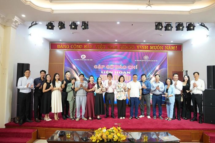 Lãnh đạo Sở Văn hóa, Thể thao và Du lịch Hà Nội, Hội Nghệ sĩ Sân khấu Việt Nam tại buổi họp báo Liên hoan Sân khấu Hà Nội mở rộng 2026.