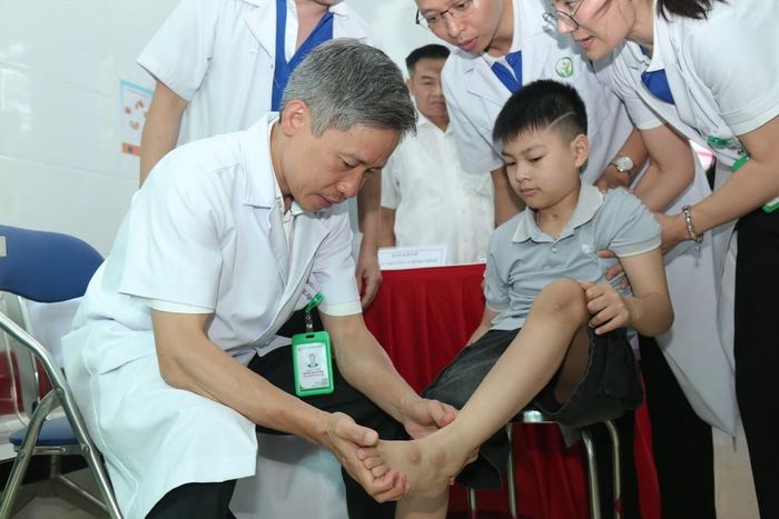 PGS.TS Nguyễn Mạnh Khánh khám cho em N.M.T trong chương trình khám bệnh, phát thuốc và tặng quà cho người dân tại xã Yên Bài, TP Hà Nội. Ảnh: BVCC