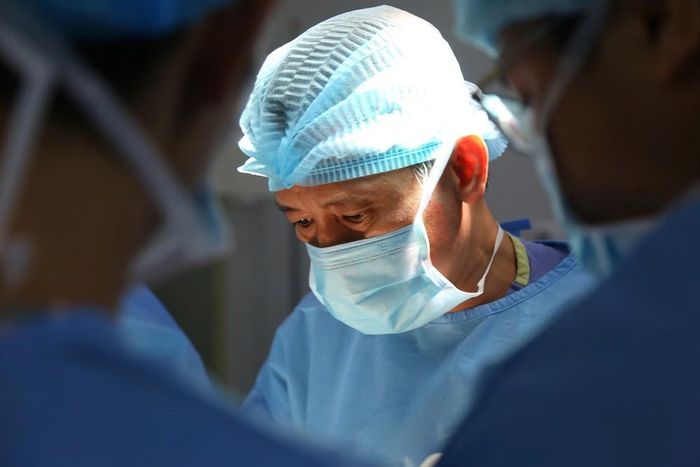 PGS.TS Nguyễn Mạnh Khánh thực hiện ca phẫu thuật kéo dài gân gót Achilles qua da. Ảnh: BVCC