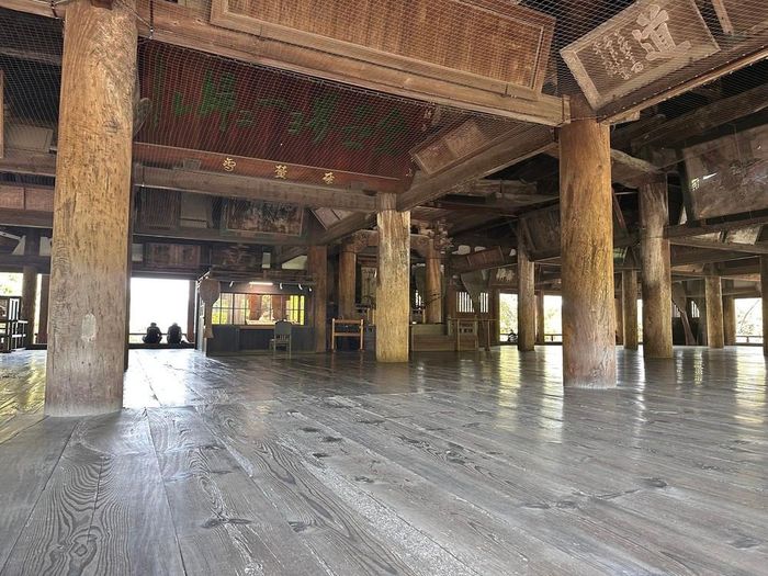 Đền Hokoku gây ấn tượng bằng những cột gỗ lớn, sàn nhà rộng và không gian mở, gần như không có tường bao quanh