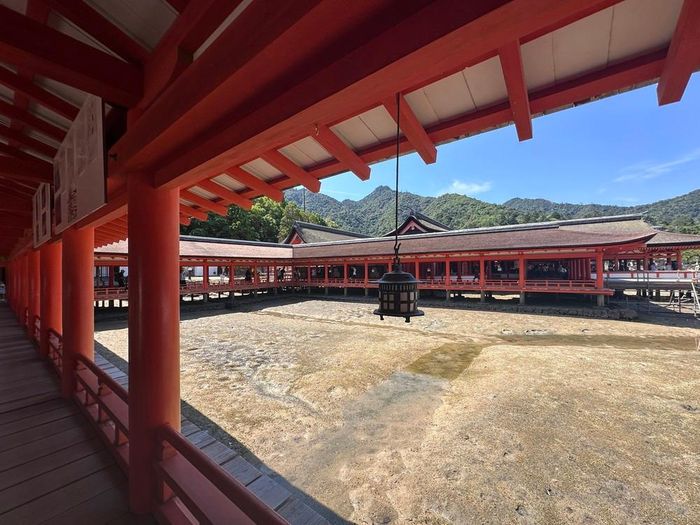 Ngôi đền Itsukushima được xây trên hệ thống cột sát bờ, tạo cảm giác như toàn bộ công trình đang nổi trên mặt nước khi thủy triều dâng