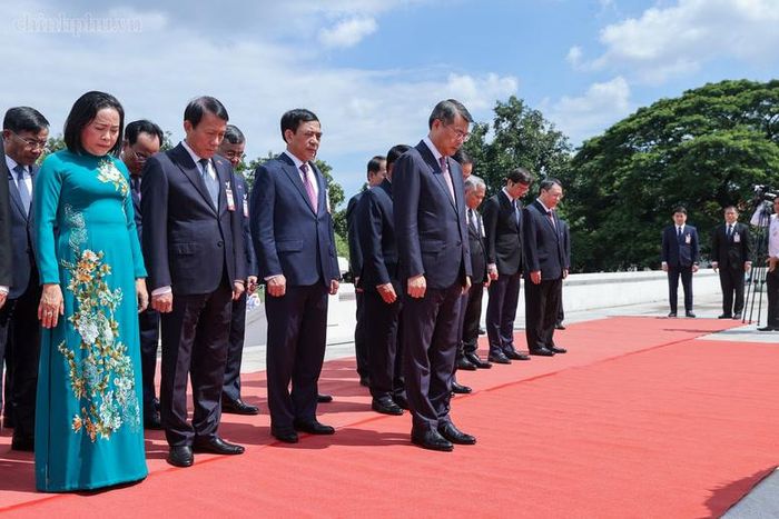 Thủ tướng Lê Minh Hưng và Đoàn đại biểu cấp cao Việt Nam tưởng niệm những người con ưu tú của nhân dân các dân tộc Lào đã anh dũng ngã xuống trong sự nghiệp đấu tranh giải phóng dân tộc, bảo vệ và xây dựng đất nước Lào - Ảnh: chinhphu.vn/Nhật Bắc