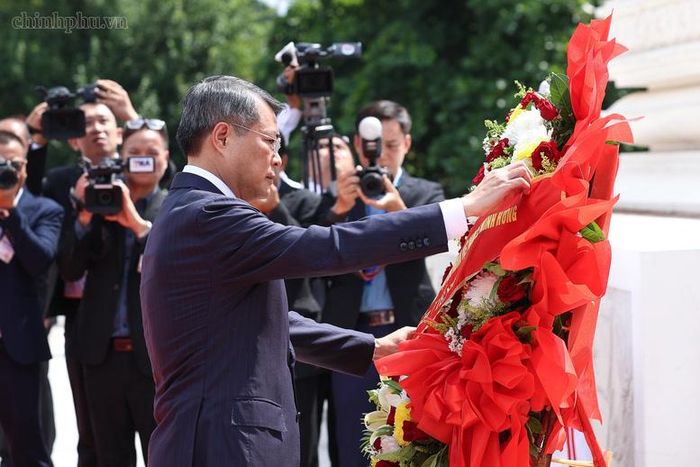 Thủ tướng Lê Minh Hưng đặt vòng hoa tại Đài tưởng niệm các chiến sĩ vô danh - Ảnh: chinhphu.vn/Nhật Bắc