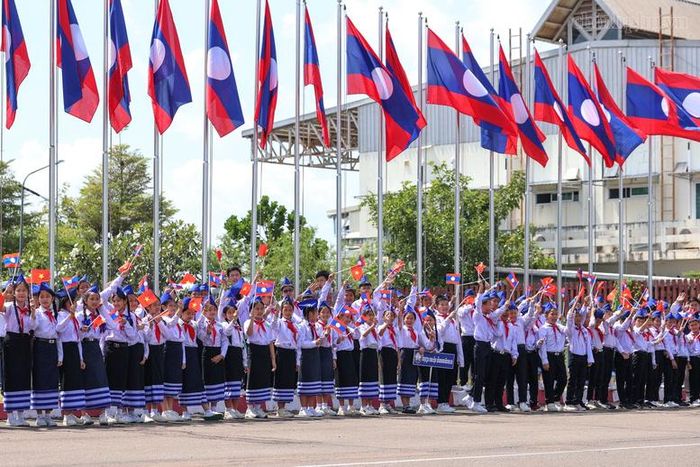 Các em học sinh Lào đón chào Thủ tướng Chính phủ Lê Minh Hưng - Ảnh: chinhphu.vn/Nhật Bắc