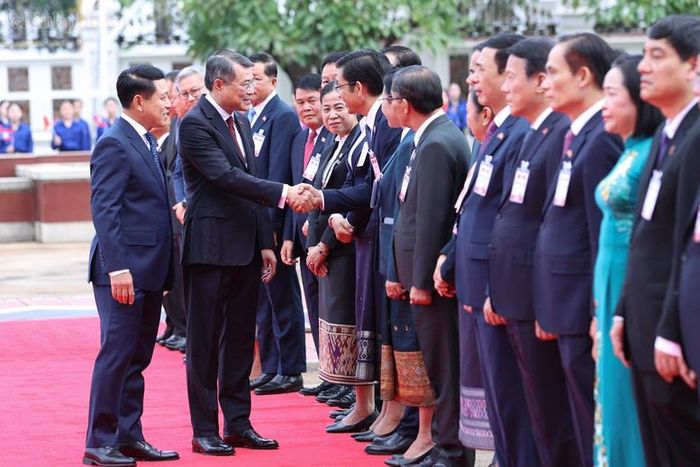 Thủ tướng Chính phủ Lào Saleumxay Kommasith giới thiệu với Thủ tướng Lê Minh Hưng thành phần phía Lào tham dự Lễ đón - Ảnh: chinhphu.vn/Nhật Bắc