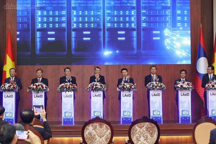 Thủ tướng Chính phủ Lê Minh Hưng và Thủ tướng Chính phủ Lào Saleumxay Kommasith cùng các đại biểu dự lễ bàn giao hệ thống quản lý dân cư và căn cước công dân tại Lào - Ảnh: chinhphu.vn/Nhật Bắc