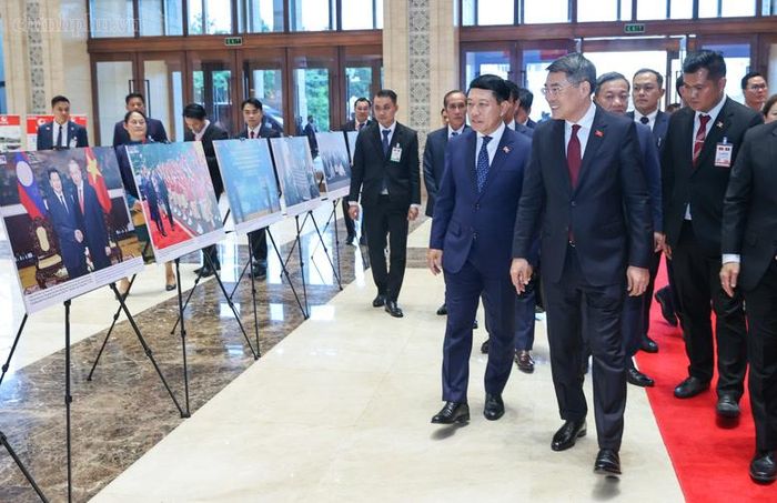 Thủ tướng Chính phủ Lê Minh Hưng và Thủ tướng Chính phủ Lào Saleumxay Kommasith tham quan triển lãm ảnh về quan hệ Việt Nam – Lào - Ảnh: chinhphu.vn/Nhật Bắc