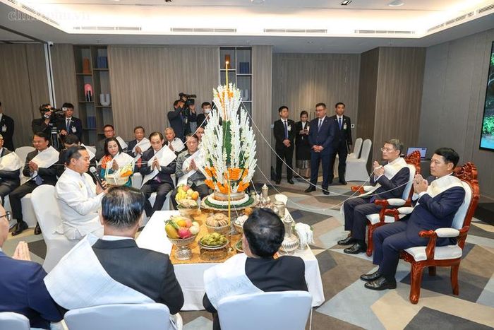 Thủ tướng Chính phủ Lê Minh Hưng và Thủ tướng Chính phủ Lào Saleumxay Kommasith cùng dự lễ buộc chỉ cổ tay truyền thống của Lào - Ảnh: chinhphu.vn/Nhật Bắc
