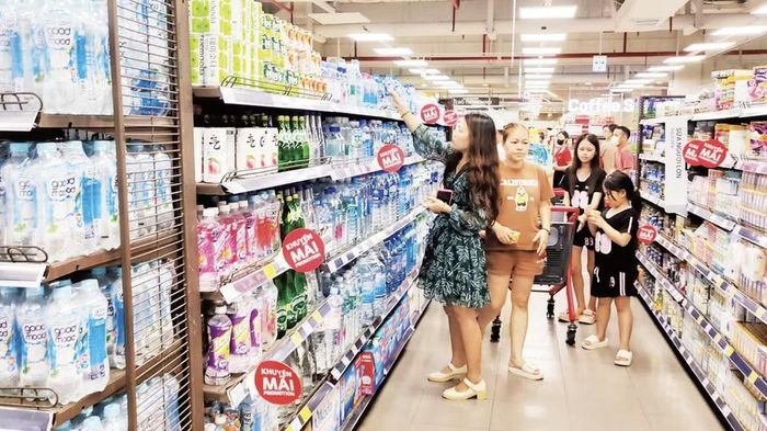 Người tiêu dùng mua sắm hàng hóa tại hệ thống siêu thị Lotte Mart Hà Nội. (Ảnh: TUỆ NGHI)