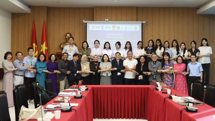 Các đại biểu chụp ảnh lưu niệm.