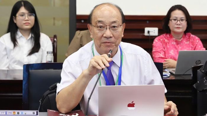 Tiến sĩ Peter Fong, Chủ tịch Hiệp hội Hành chính Hồng Kông (Trung Quốc) chia sẻ tại Tọa đàm.